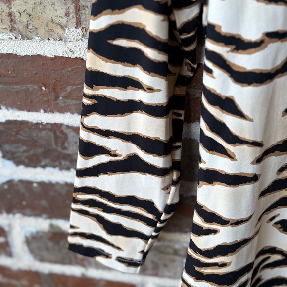 J. McLaughlin Animal Print Three-Quarter Sleeve Top Size Medium - Picture 5 of 9